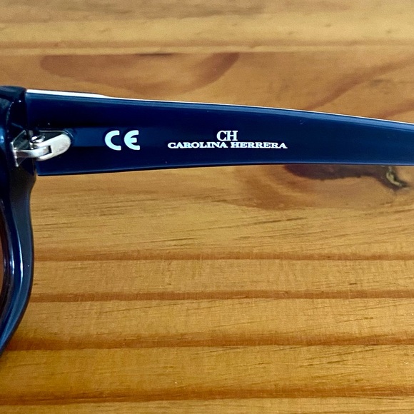 Carolina Herrera Oversized Sunglasses She539 in Tortoise with White Trim - Picture 11 of 11
